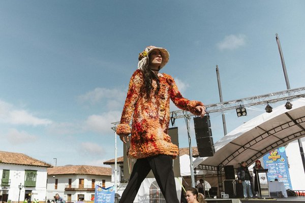 La jupe crayon revisité : Comment la moderniser en 2024 ?